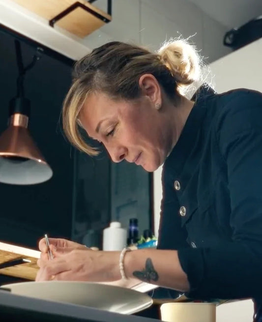 Oxana concentrée en train de cuisiner