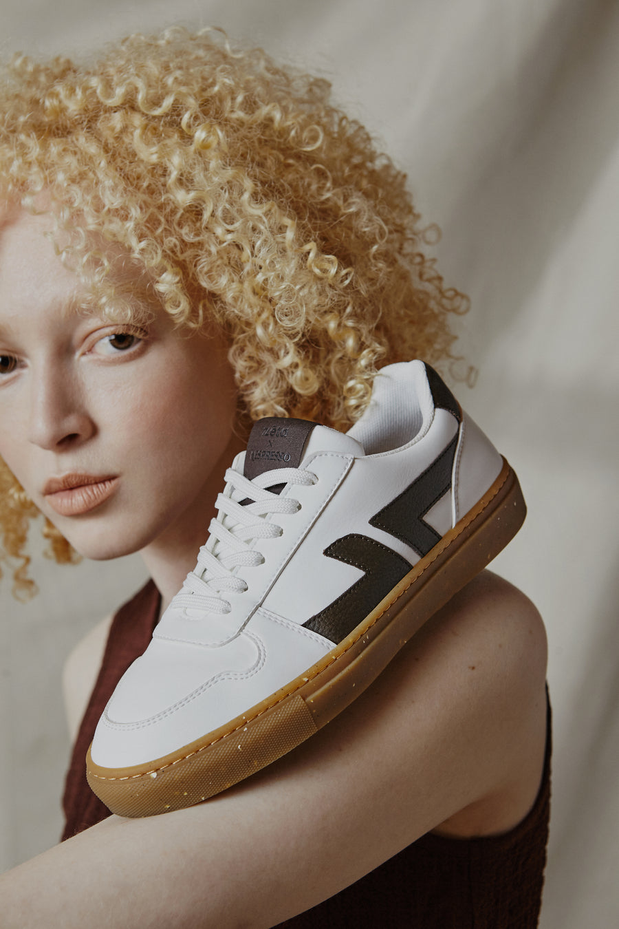 Nespresso lancia un paio di sneaker sorprendenti, create a partire da fondi di caffè