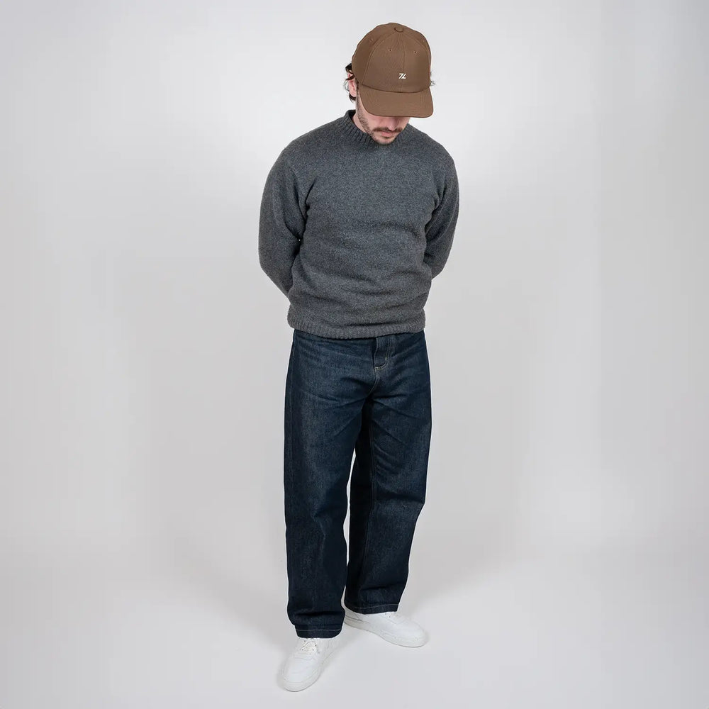 Baskets blanches Alpha portées par un homme en look casual avec jean, silhouette vue de face