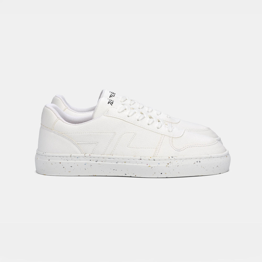 Baskets blanches Alpha de Zèta vues de profil, au design minimaliste et recyclé