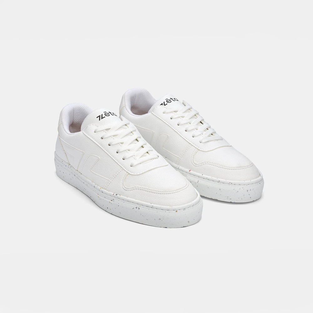 Paire de baskets blanches Alpha pour homme et femme, style épuré et écoresponsable.