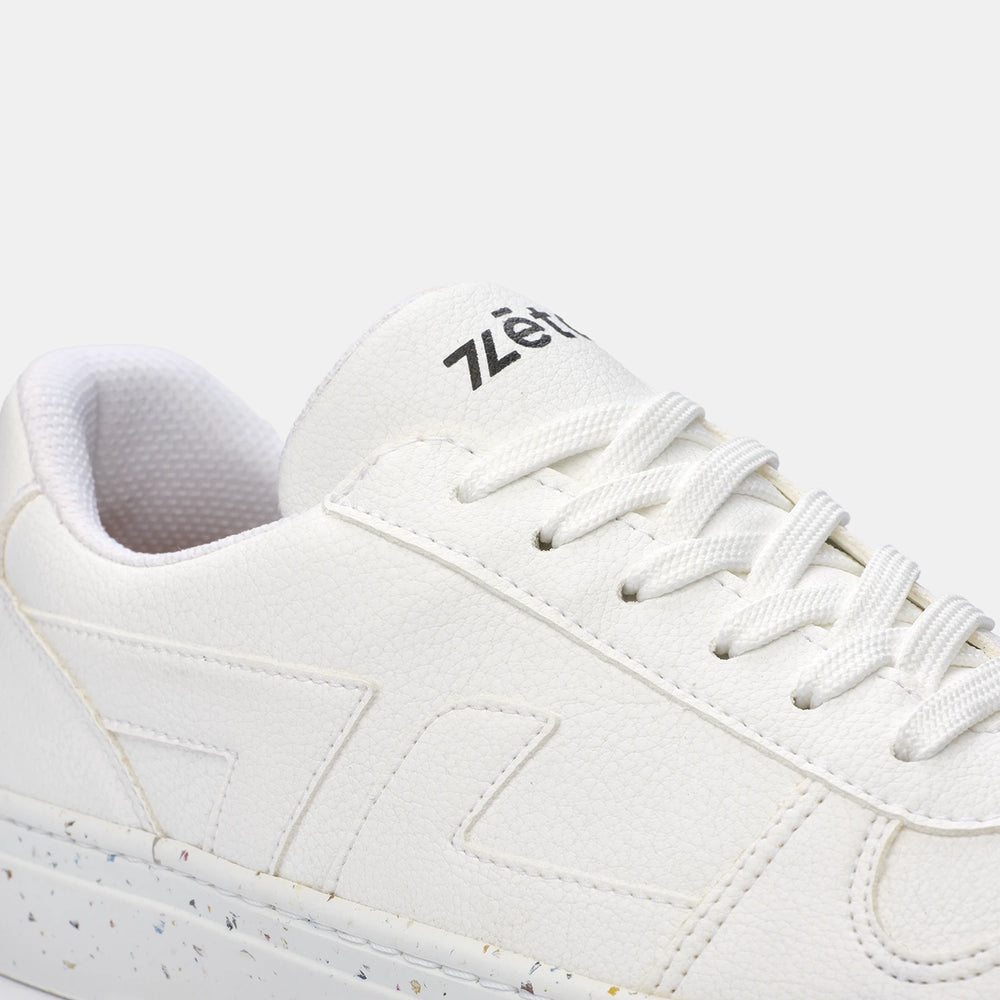 Détail des baskets blanches Alpha avec logo Zèta et matière recyclée en gros plan
