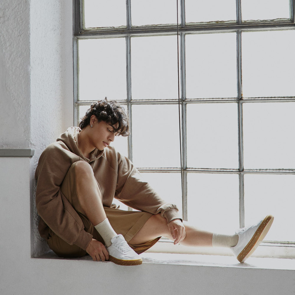 baskets blanches et camel portées 