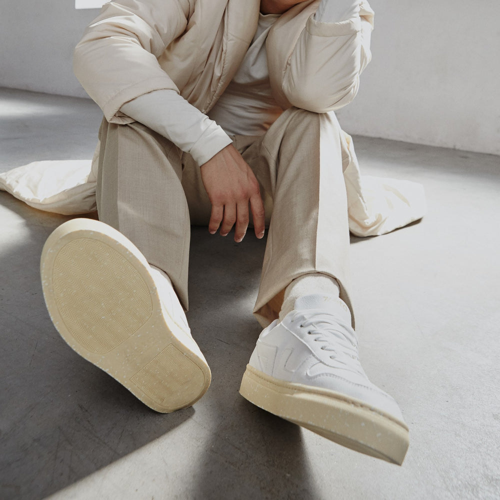 Baskets jaunes et blanches portées 