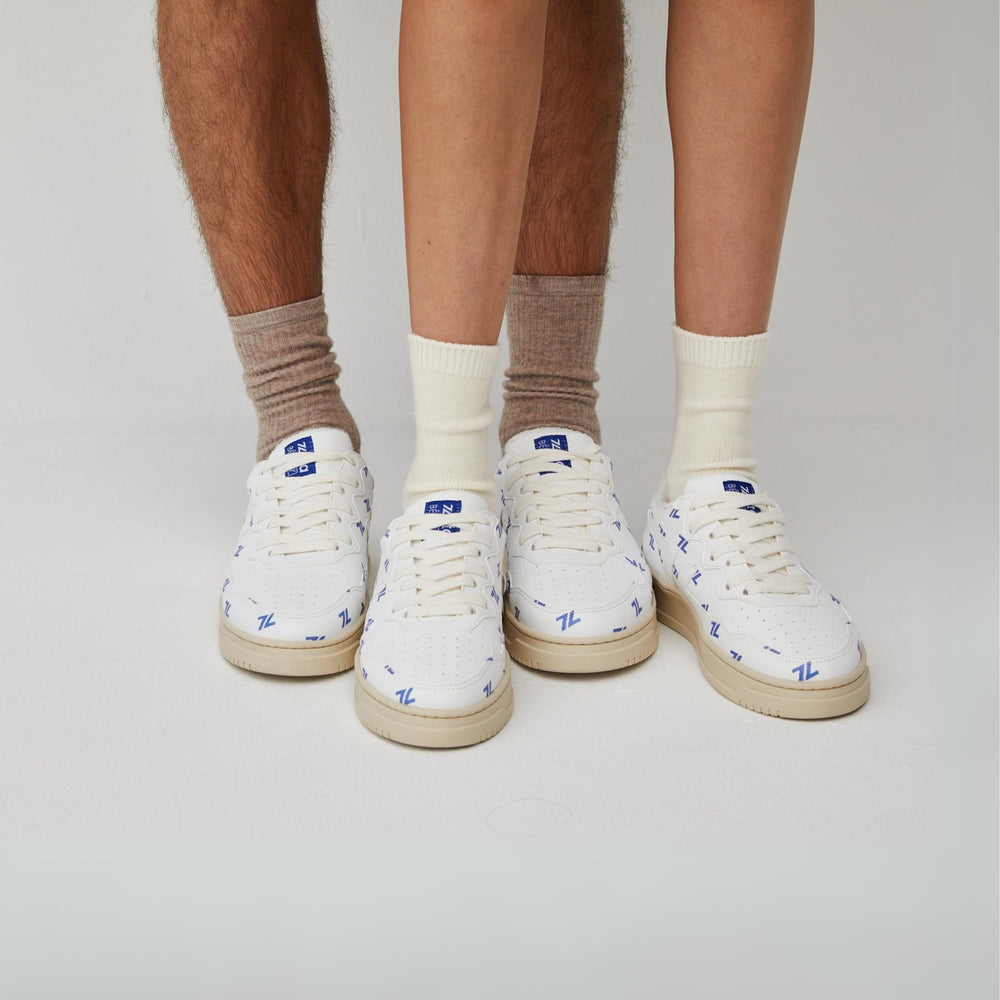 Baskets blanches à motifs Zèta bleus portées