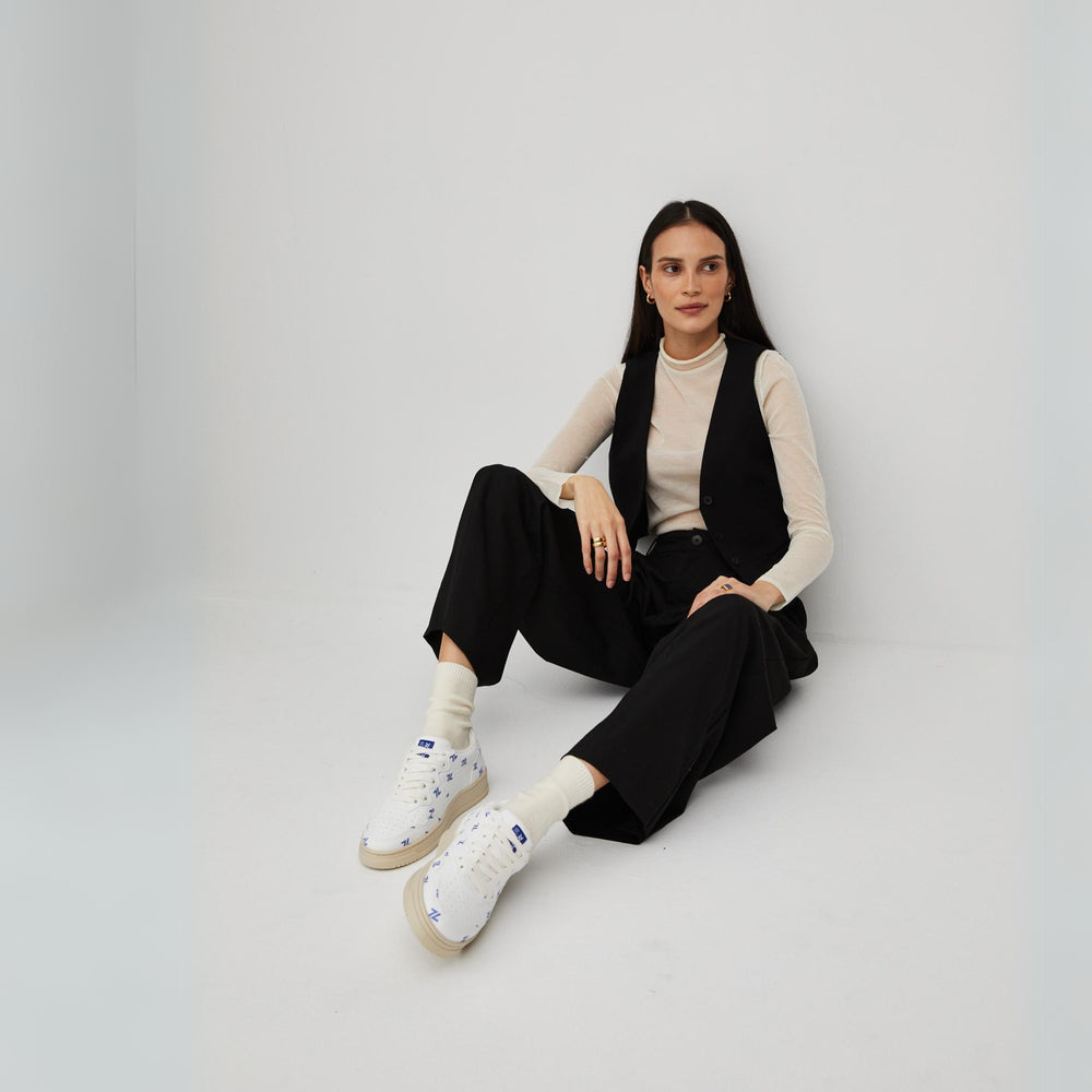 Baskets blanches portées de la marque Zèta. Baskets de l'anniversaire de Zèta