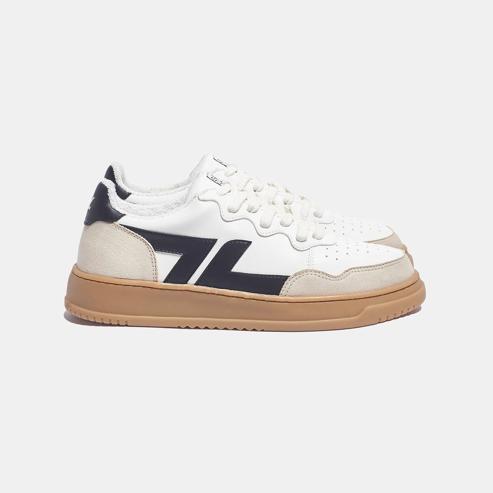 Baskets vegan confortables avec semelle épaisse. La basket est blanche avec le logo noir