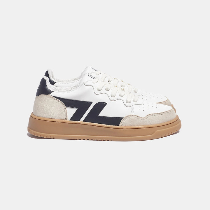 Baskets vegan confortables avec semelle épaisse. La basket est blanche avec le logo noir