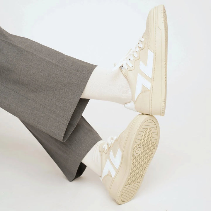 Baskets Beta B3 couleur beige portées, style minimaliste et confortable pour une mode responsable.