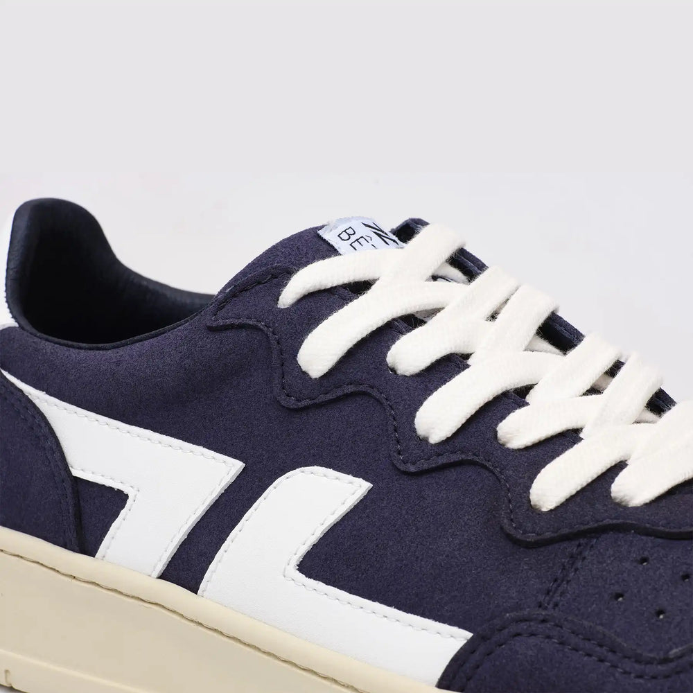 Gros plan sur les baskets bleues ZETA B3 Marino, mettant en avant les détails et textures.