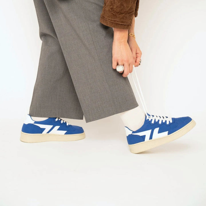 Baskets bleues Beta B3 couleur cobalt, portées pour illustrer leur confort et leur élégance au quotidien.