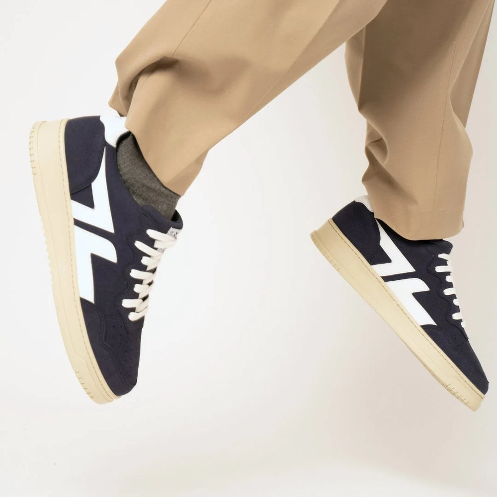 Baskets bleues Beta B3 couleur marino portées, style casual chic et respectueux de l'environnement.