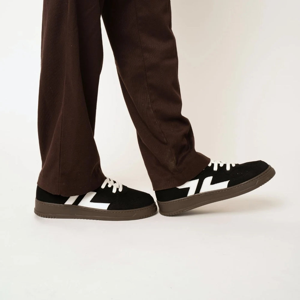 Baskets noires Beta B3 portées, élégantes, polyvalentes et écoresponsables.