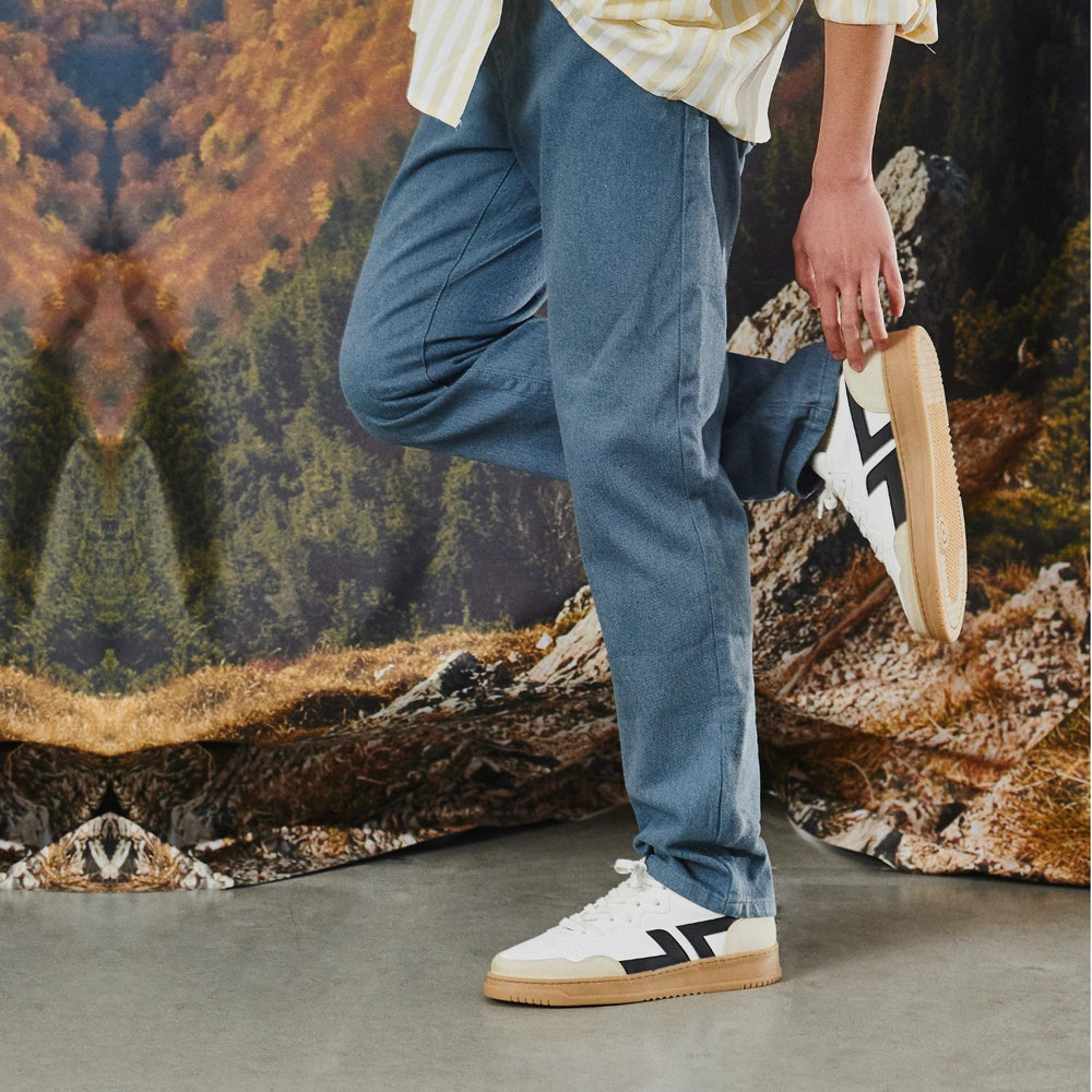 Baskets confortables à semelle épaisse. Basket blanche et noire en matières végétales