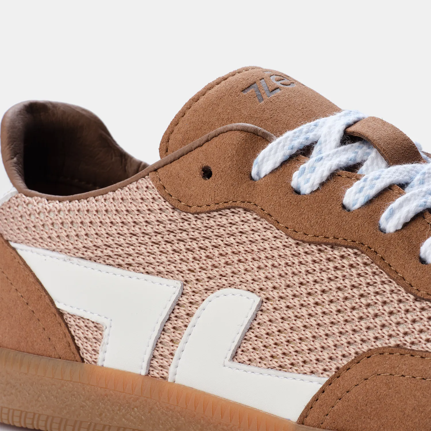 Baskets marron Delta Cordura Moka, zoom sur la texture robuste et les coutures contrastées.