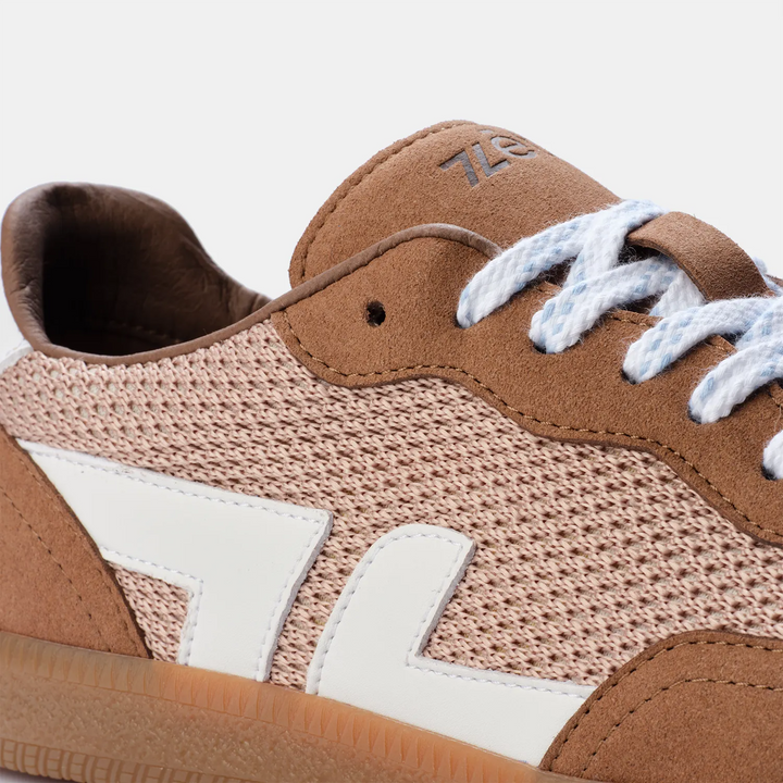 Baskets marron Delta Cordura Moka, zoom sur la texture robuste et les coutures contrastées.