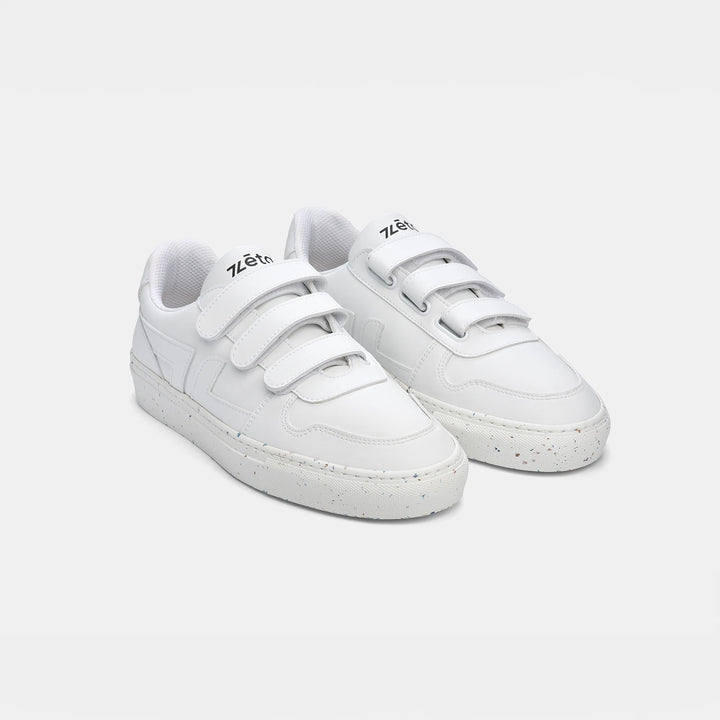 Paire de baskets blanches à scratch Alpha, minimalistes et faciles à enfiler