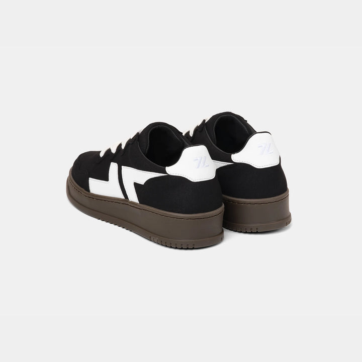 Vue arrière des baskets ZETA B3 Noir, mettant en avant le logo et les finitions du talon.