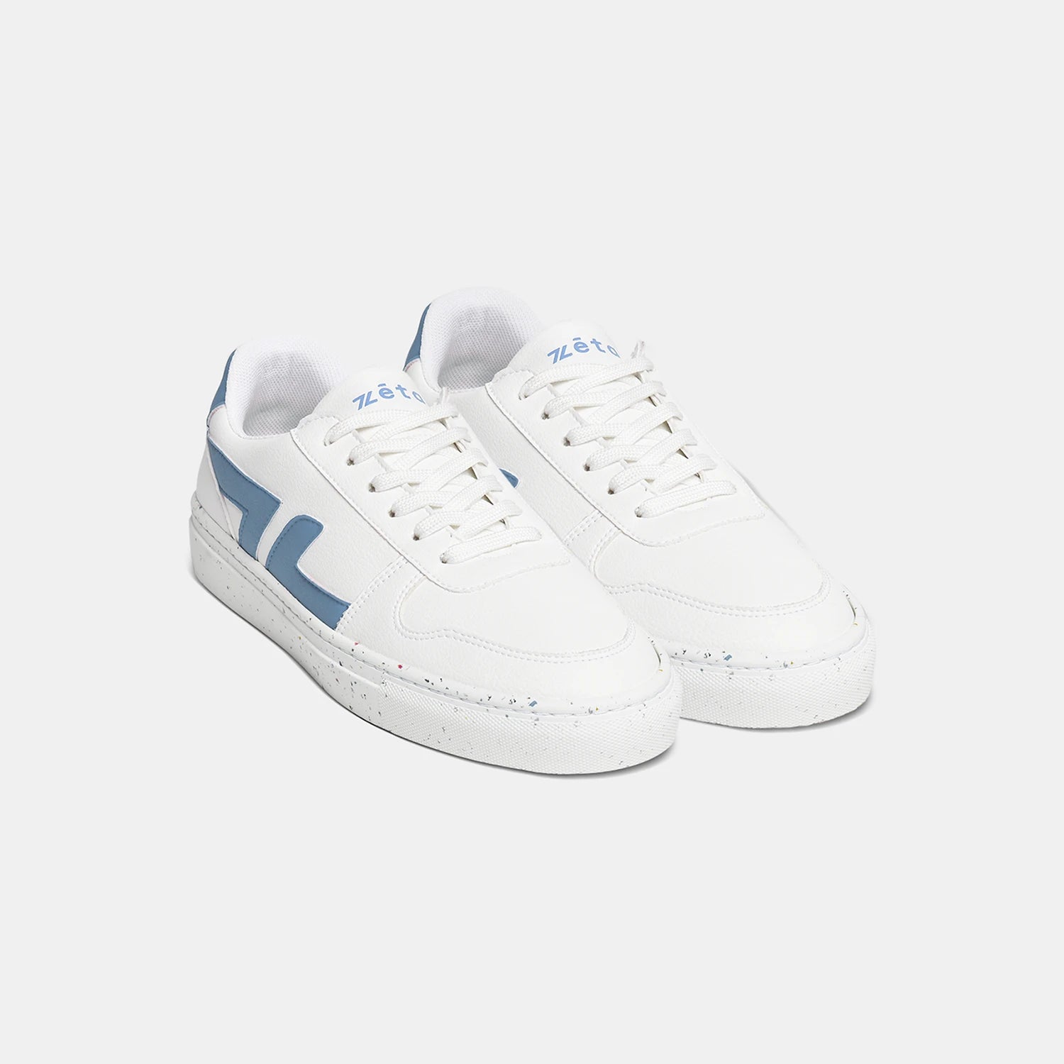 chaussures confortables blanches à base de raisin avec le logo bleu clair de la marque Zèta