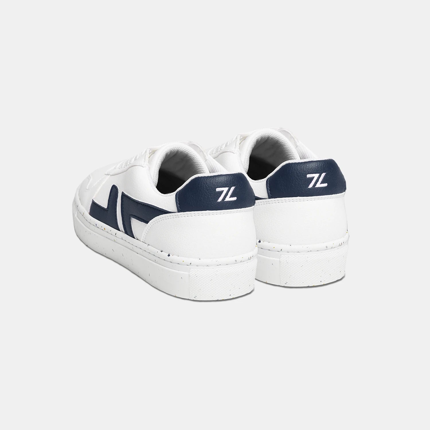 chaussures confortables blanches à base de raisin avec le logo bleu