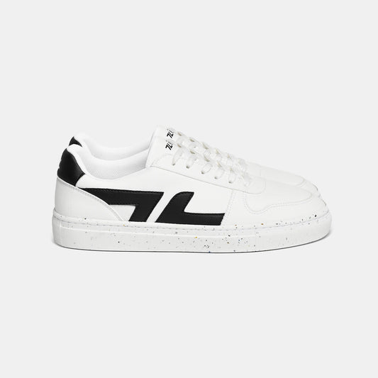 chaussures confortables blanches avec le logo noir