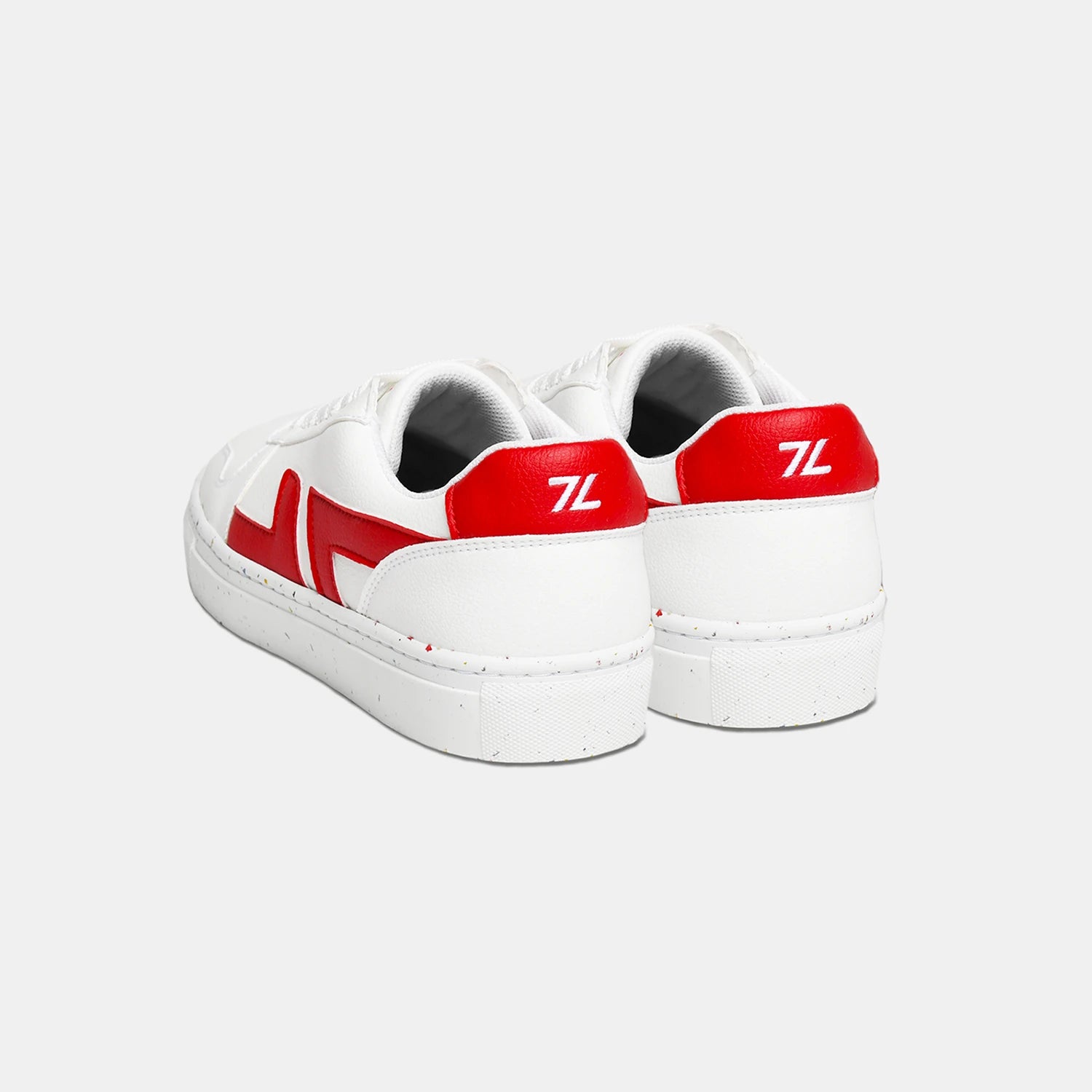 baskets basses blanches avec le logo rouge