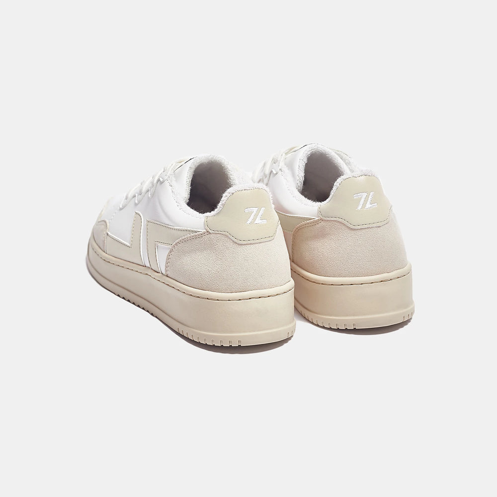 Vue arrière des baskets beiges ZETA B1 en blanc et beige, soulignant le détail du talon et les finitions premium.
