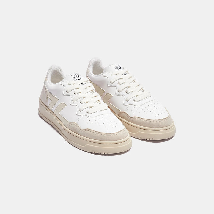 Vue frontale des baskets beiges et blanches ZETA B1, mettant en avant leur coupe épurée et leur laçage élégant.