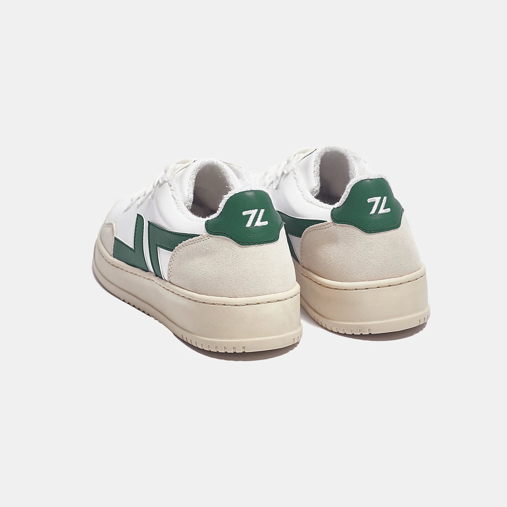 Baskets blanches et vertes aves semelle épaisse. Ces baskets sont vegan et issues de matériaux recyclés