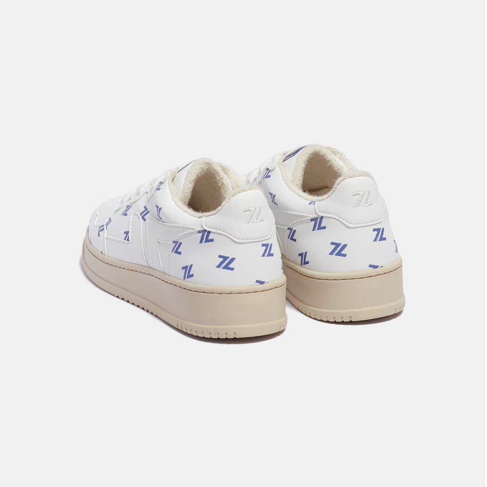 basket blanche et bleues. Chaussure vegan faite avec des matériaux recyclés et recyclables.