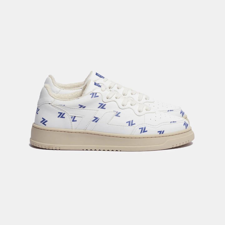 basket blanche et bleues. Chaussure vegan faite avec des matériaux recyclés et recyclables.