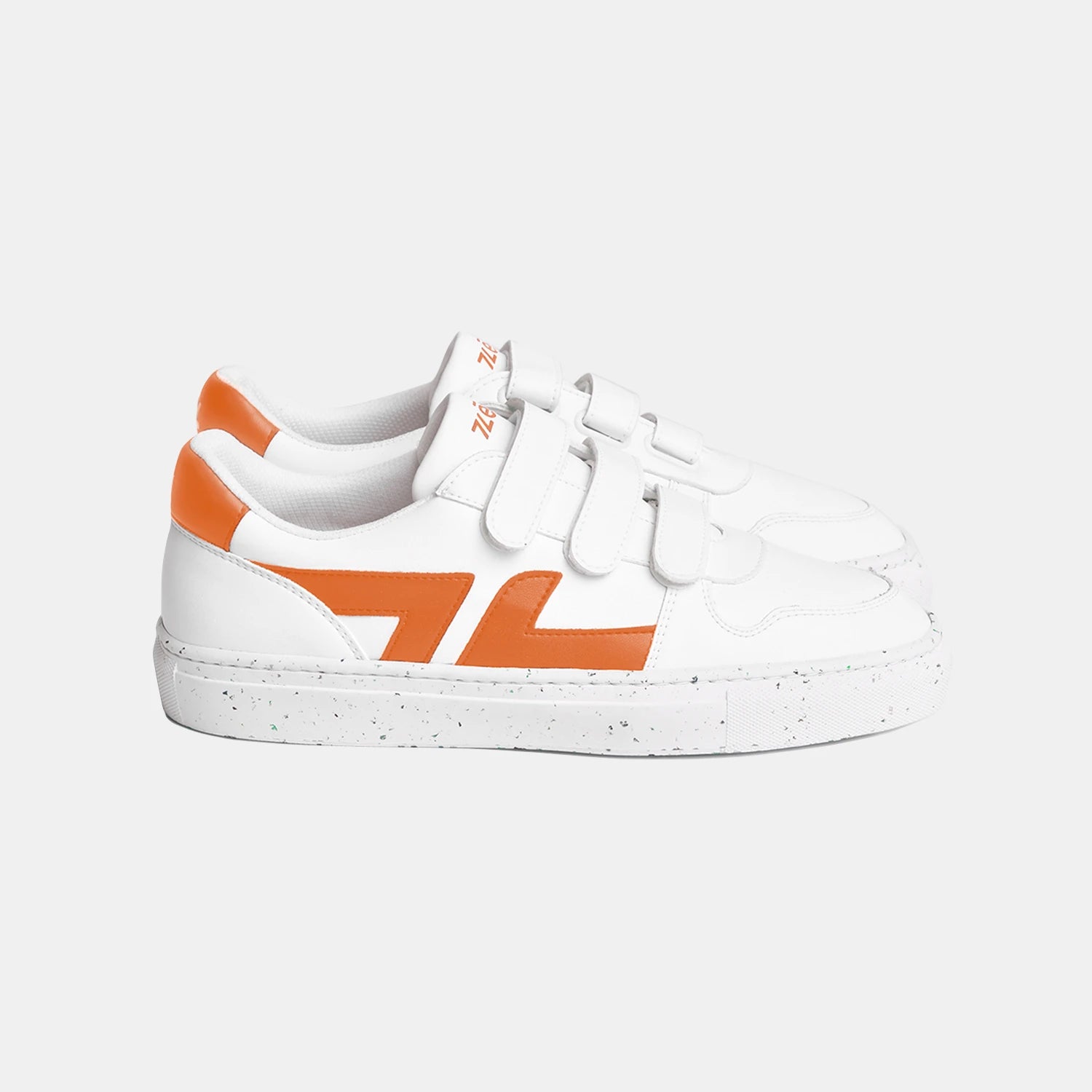 baskets à scratch orange et blanche
