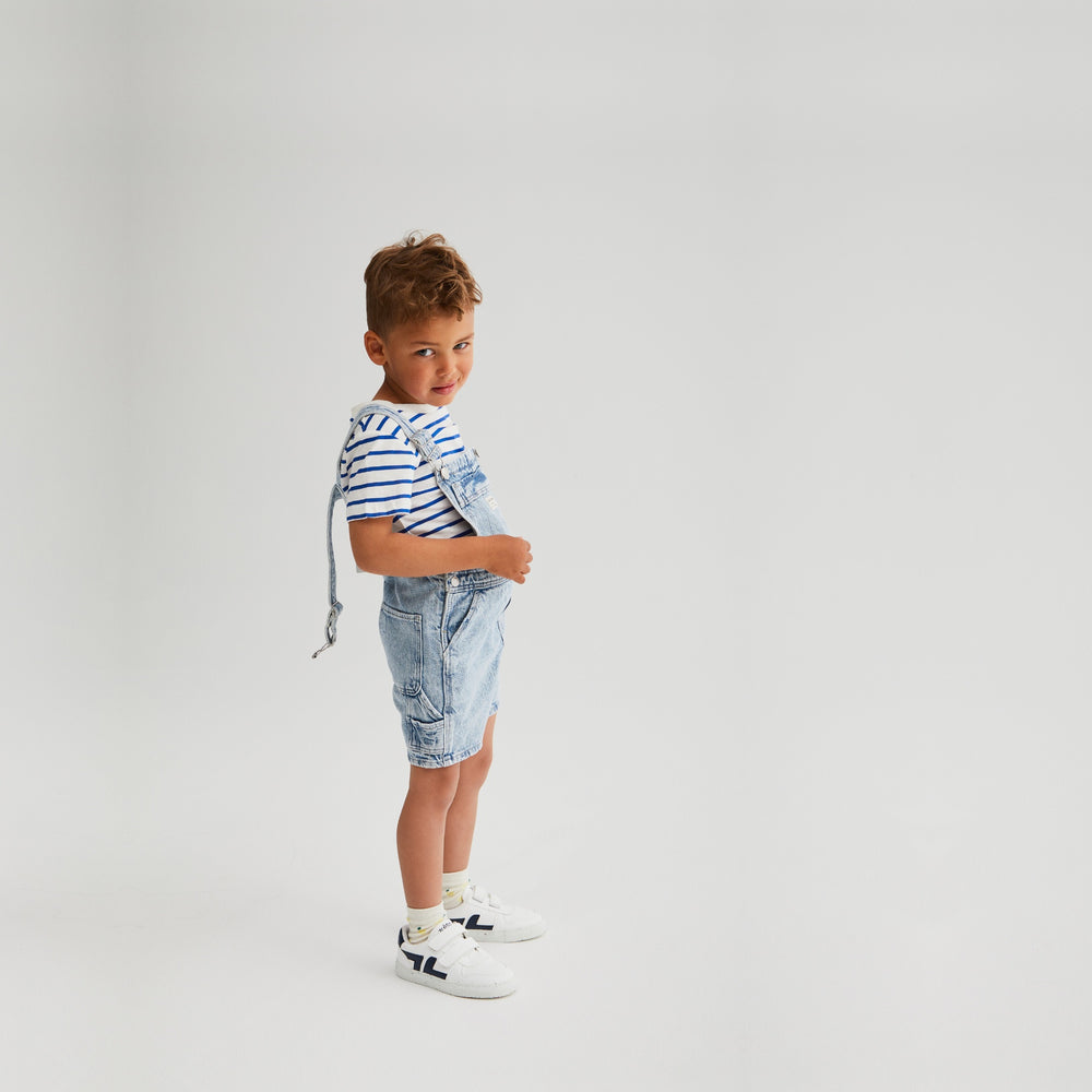 baskets pour enfants portées. Baskets à scratch blanches et bleues