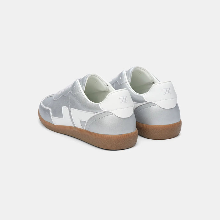 Vue arrière des baskets argentées Delta Silver, détail du logo et finition arrière élégante.