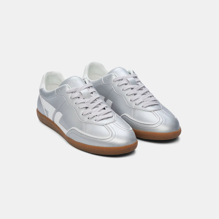 Vue de face des baskets argentées Delta Silver, style moderne, élégant et durable.