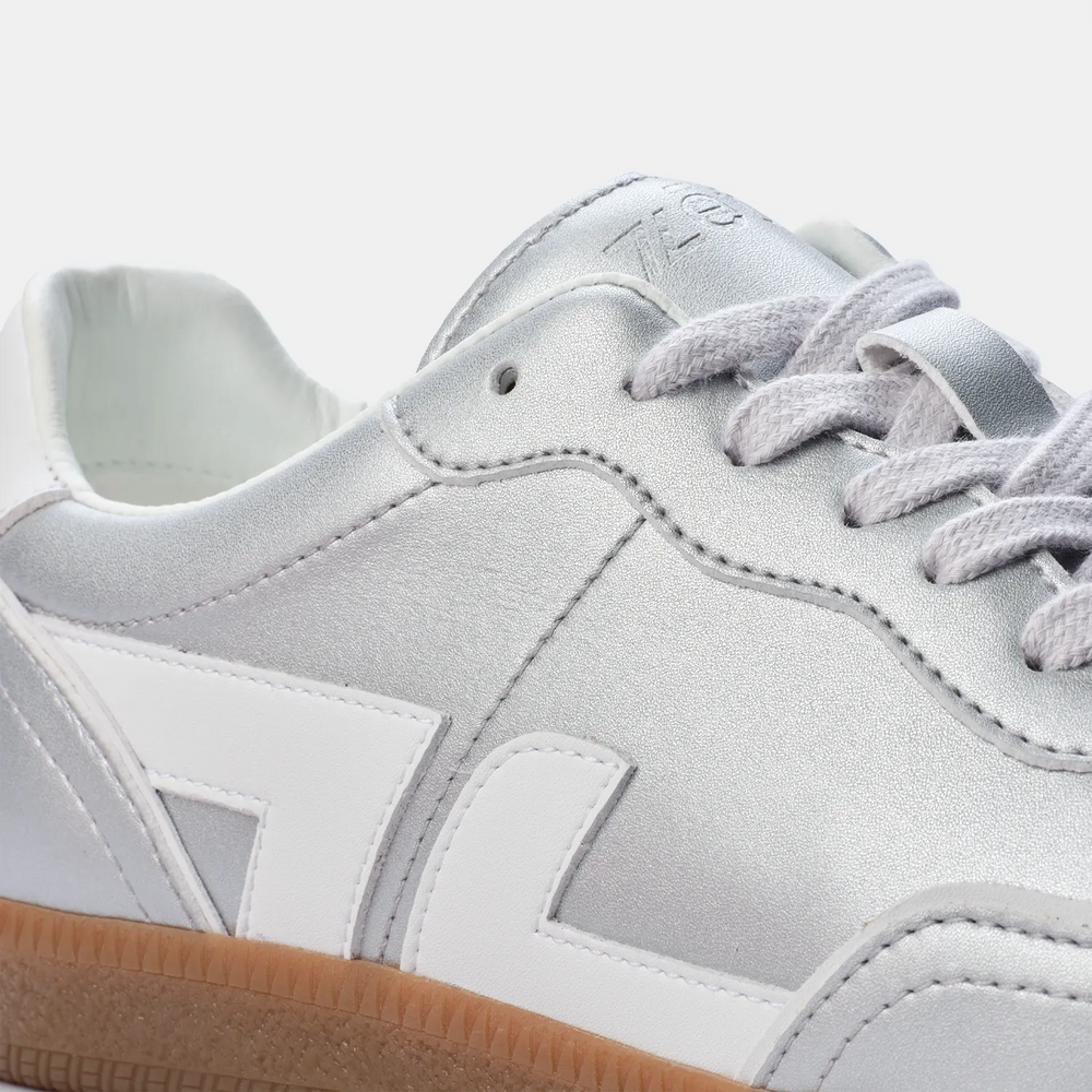 Baskets argentées Delta Silver, zoom mettant en avant les reflets métallisés et les finitions de qualité.