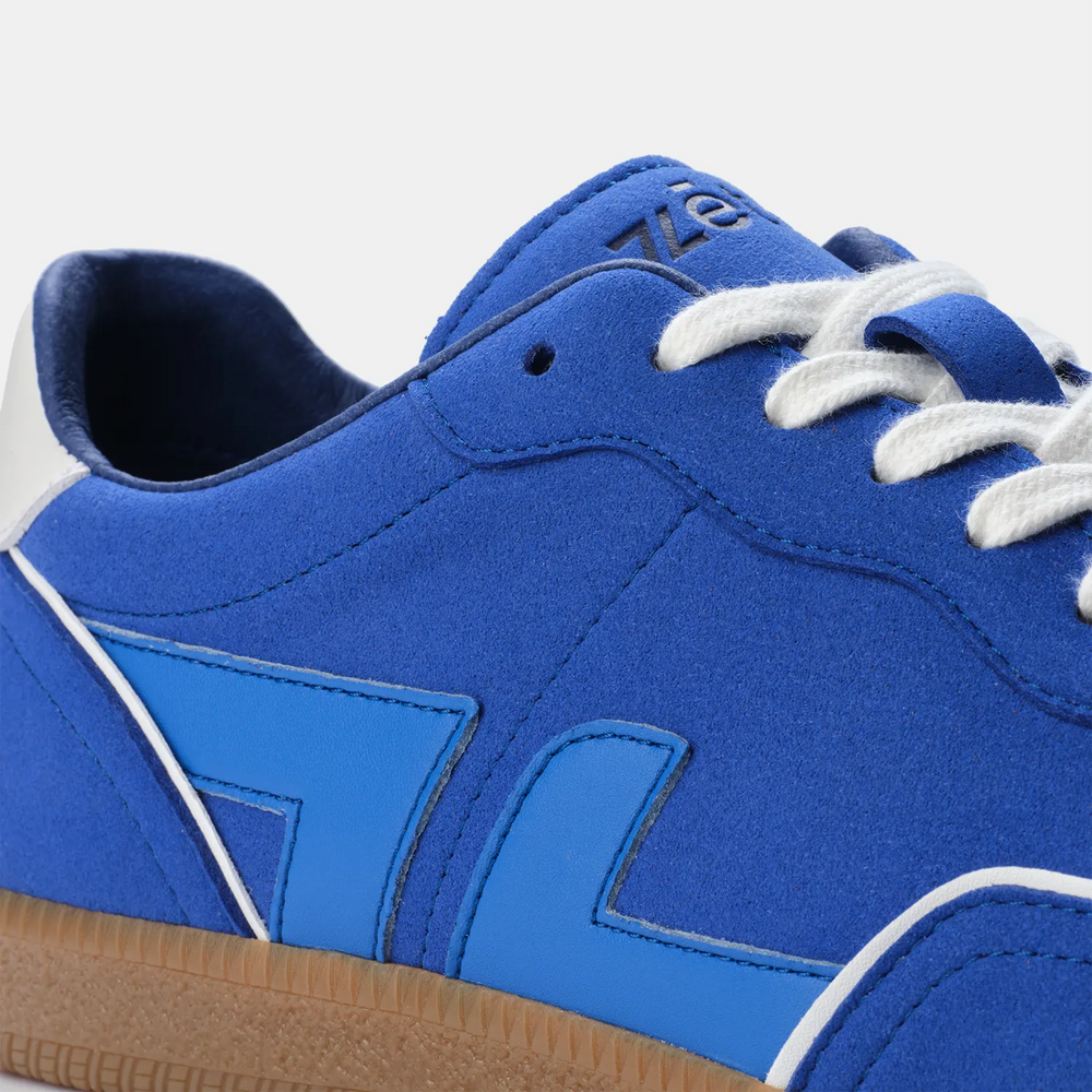 Baskets bleues Delta Cobalt, zoom sur la teinte cobalt vibrante et les matériaux recyclés.