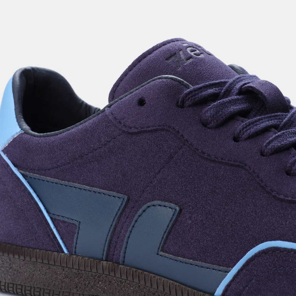 Baskets bleues Delta Marino, zoom sur les textures marines et les détails de fabrication.