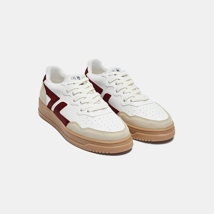 Vue de face des baskets B2 couleur bordeaux