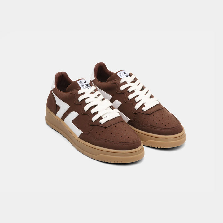 Vue de face des baskets marron Beta B3, design sobre, vegan et intemporel.