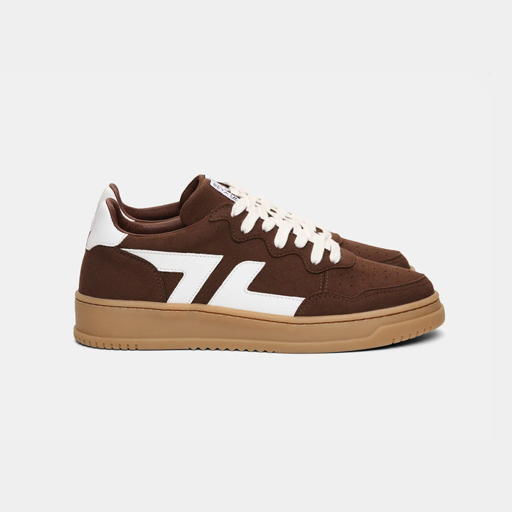 Vue de profil des baskets marron Beta B3, silhouette élégante et responsable.