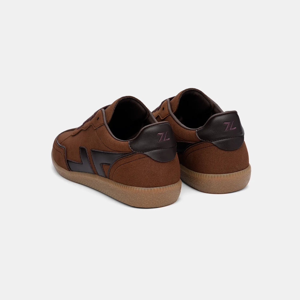 Vue arrière des baskets marron Delta Nuts, détaillant la semelle contrastée et le logo discret.