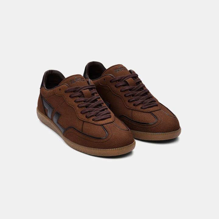 Vue de face des baskets marron Delta Nuts, style intemporel et conception écoresponsable.
