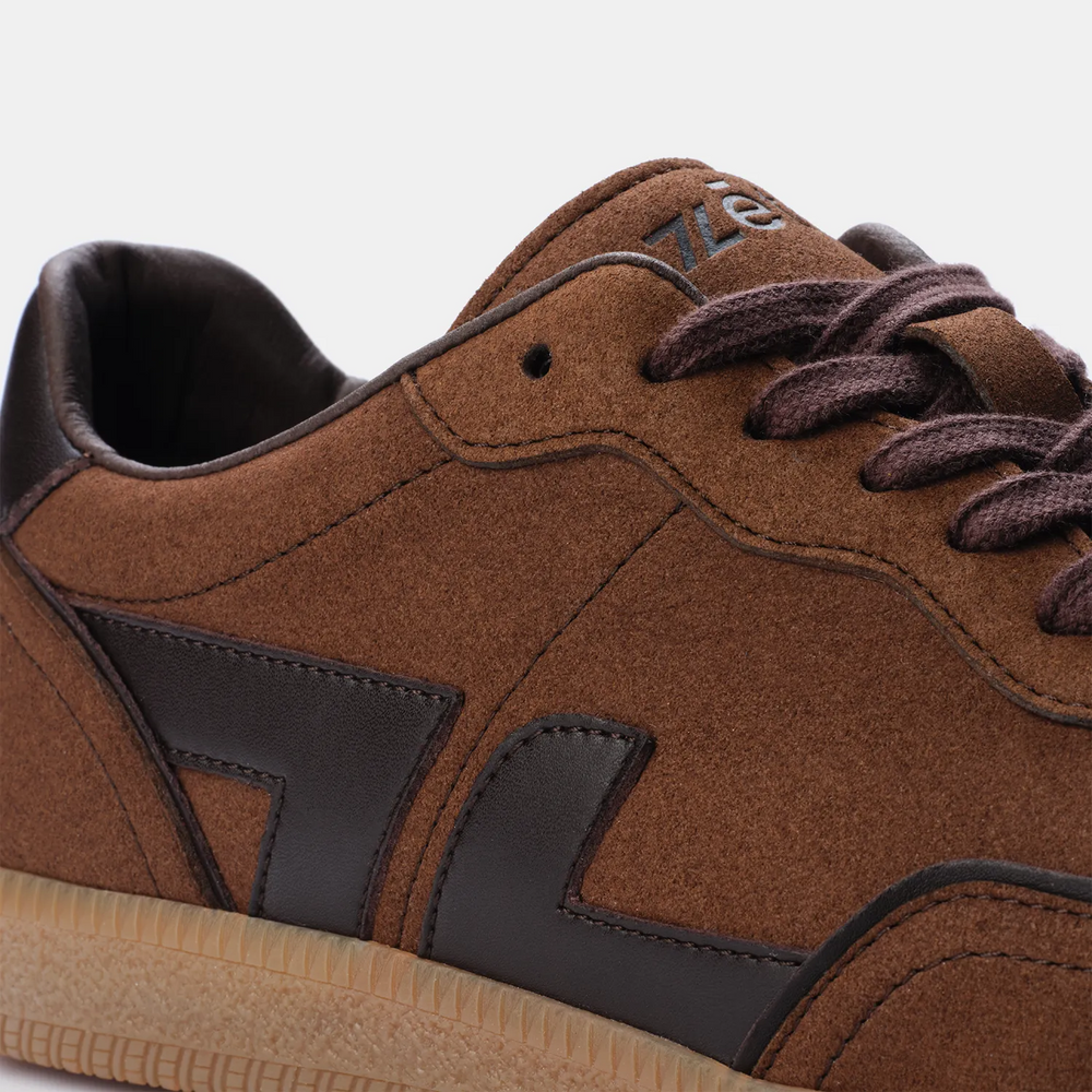 Baskets marron Delta Nuts, zoom sur la matière naturelle, vegan et les détails des coutures.