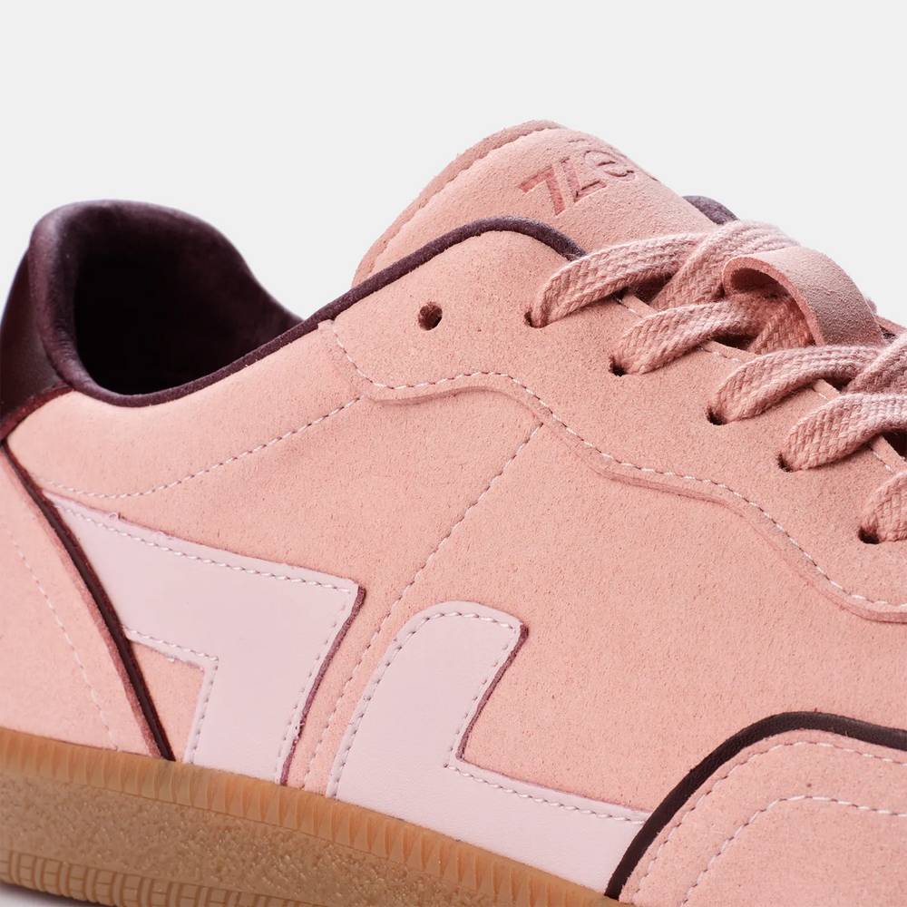 Baskets roses Delta Rose, zoom sur les finitions pastel et matières vegan.