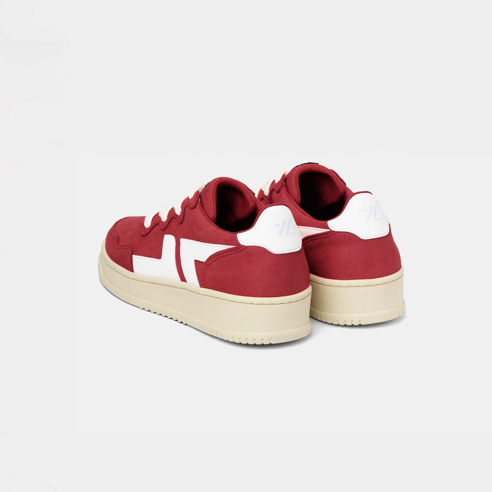 Vue arrière des baskets rouges Beta B3, mettant en avant la semelle et le logo.