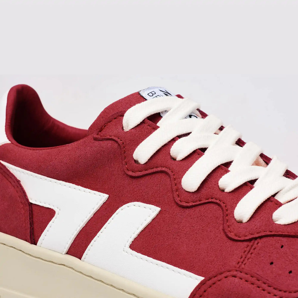 Baskets rouges Beta B3, vue zoomée détaillant la matière et les finitions.