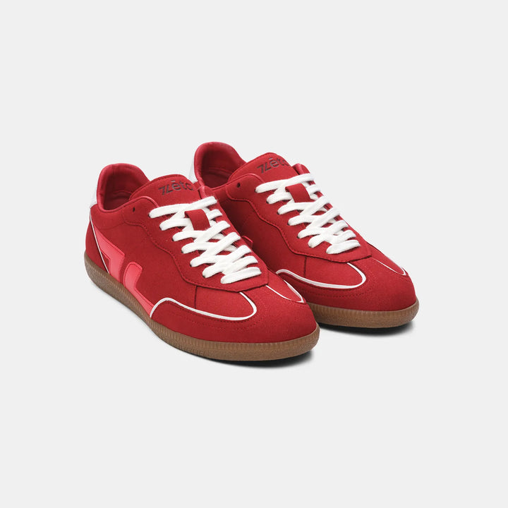 Vue de face des baskets rouges Delta Grenat, design sportif et tendance.
