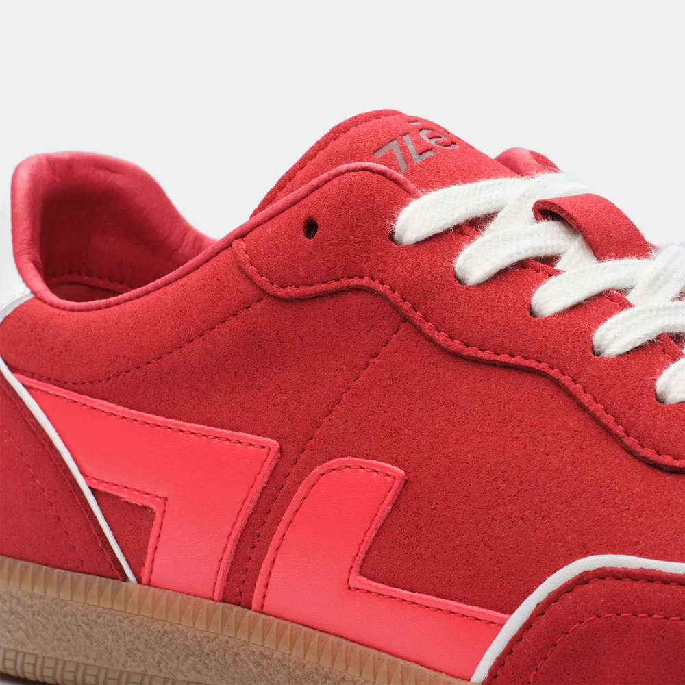 Baskets rouges Delta Grenat, zoom sur les détails de la matière et de la semelle contrastée.