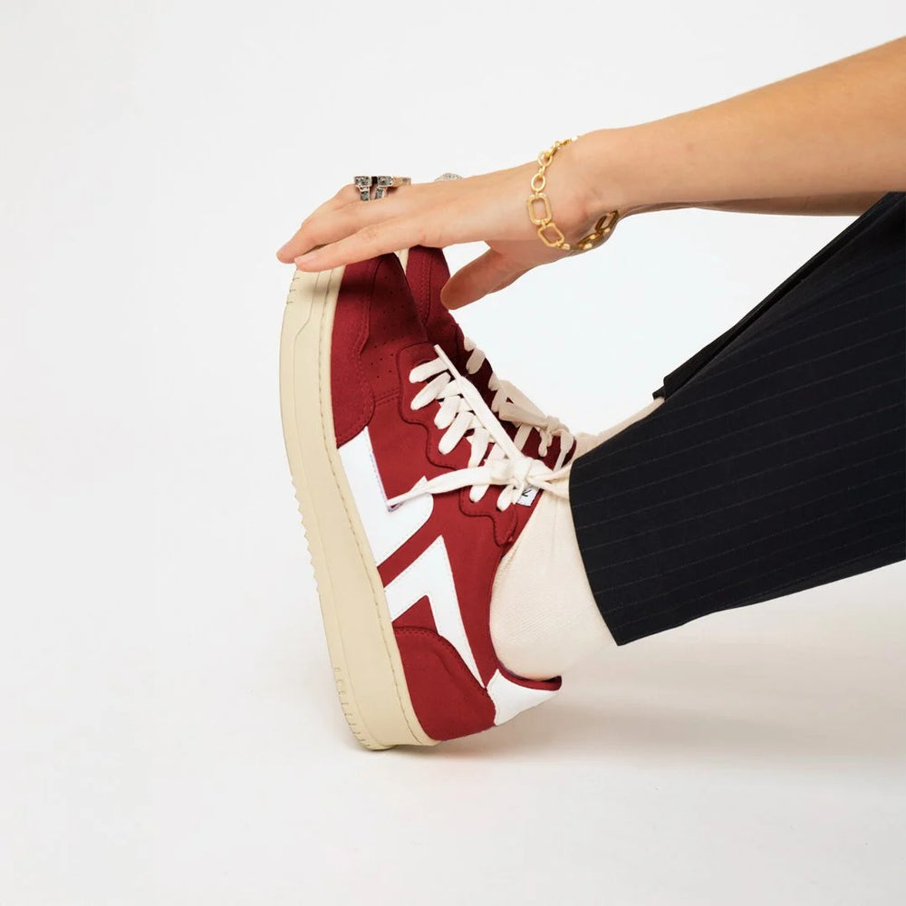 Baskets rouges B3 portée par notre mannequin féminin.